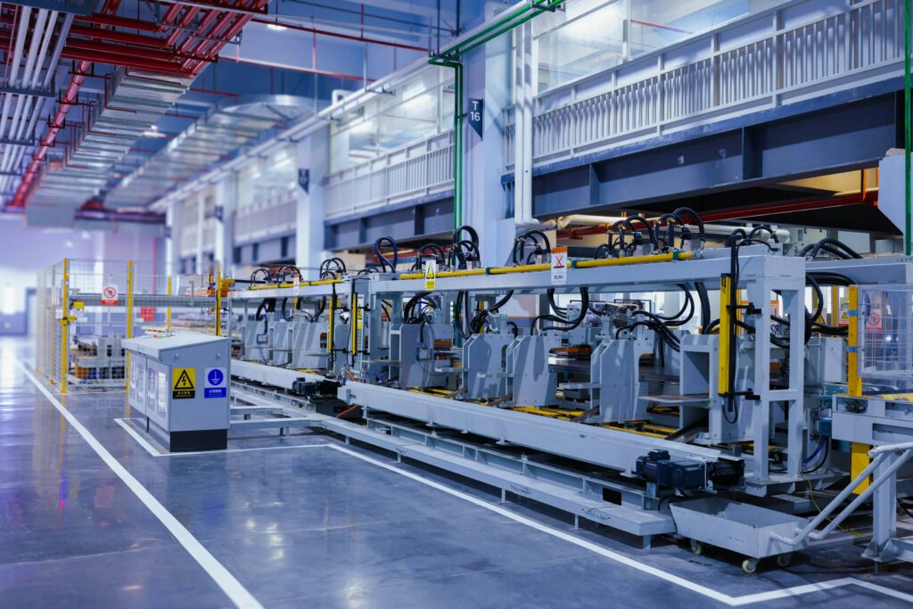 Ligne de production automatisée dans une usine industrielle, illustrant l'audit énergétique des grandes entreprises